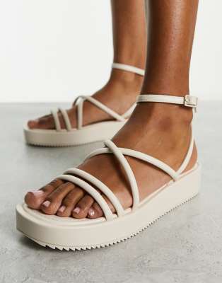 Stradivarius – Sandalen in Ecru mit Schnallendetail und offener Zehenpartie