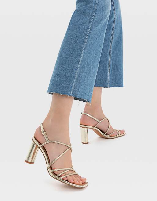 Stradivarius - Sandalen met hak en smalle bandjes in goud 