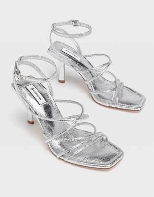 Stradivarius - Sandalen met smalle bandjes, hak en vierkante neus in zilver