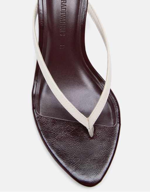 Stradivarius Sandalen mit Kitten-Heel und Zehensteg in Ecru, 4 von 6