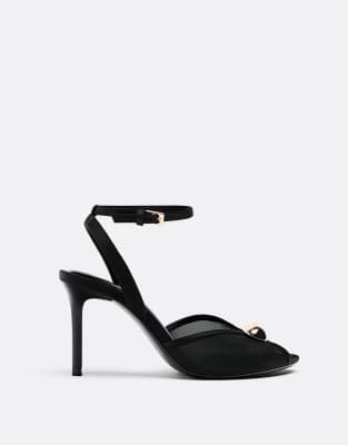 Stradivarius - Sandaletten aus Netzstoff in Schwarz mit Metalldetails und Absatz