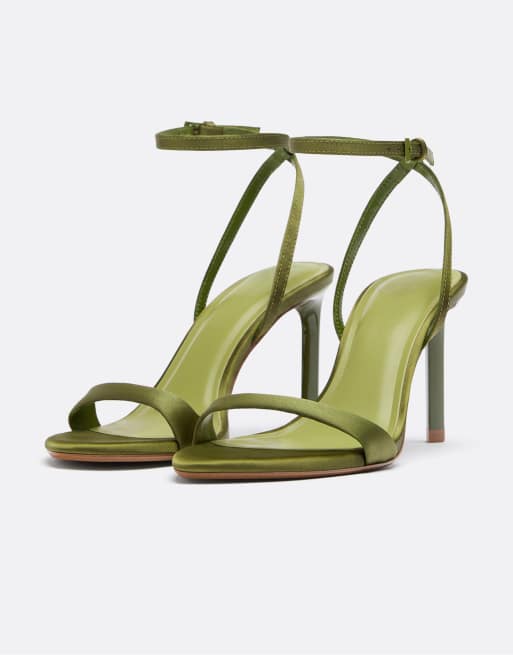 Stradivarius – Sandaletten aus Satin in Grün mit Stilettoabsatz, 2 von 4