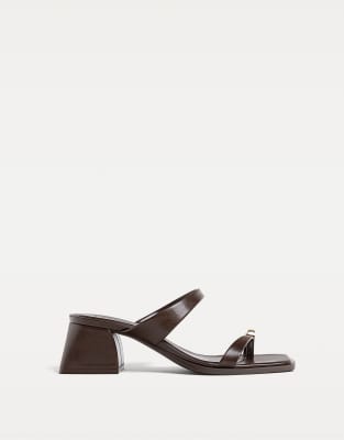 Stradivarius - Sandaletten in Braun mit Metalldetail und hohem Absatz