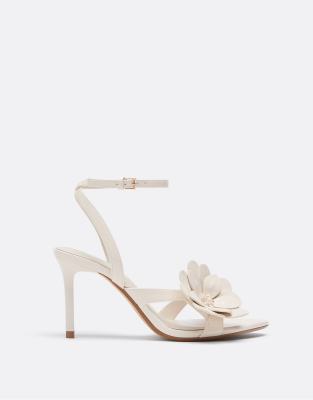Stradivarius – Sandaletten in Ecru mit Blumen-Applikation