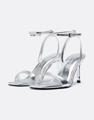 Stradivarius - Sandaletten in Silberoptik mit hohem Absatz