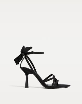 Stradivarius – Sandaletten mit Absatz in Schwarz mit Schleife - view 1