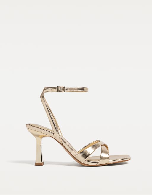 Stradivarius -  Sandali con tacco a spillo color oro a pianta larga