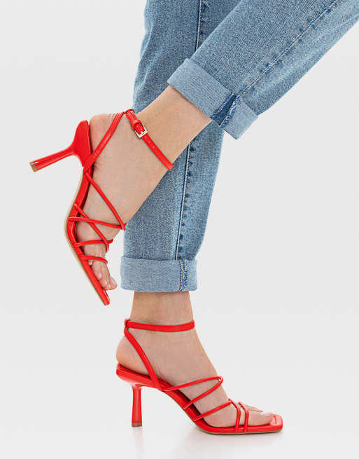 Stradivarius - Sandali rossi con tacco e fascette con punta quadrata