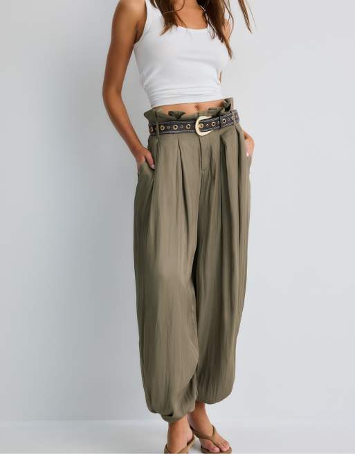 Stradivarius - Sarouel broek van satijn met riem in bruin, 2 van 4