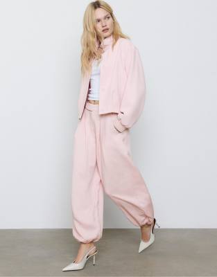 Stradivarius - Sarouel-Hose in Pastellrosa mit Abnähern und Schnalle