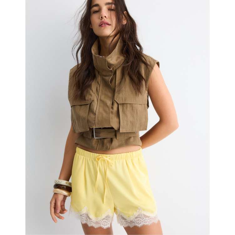 Stradivarius - Satijnen short met kanten rand in geel | ASOS