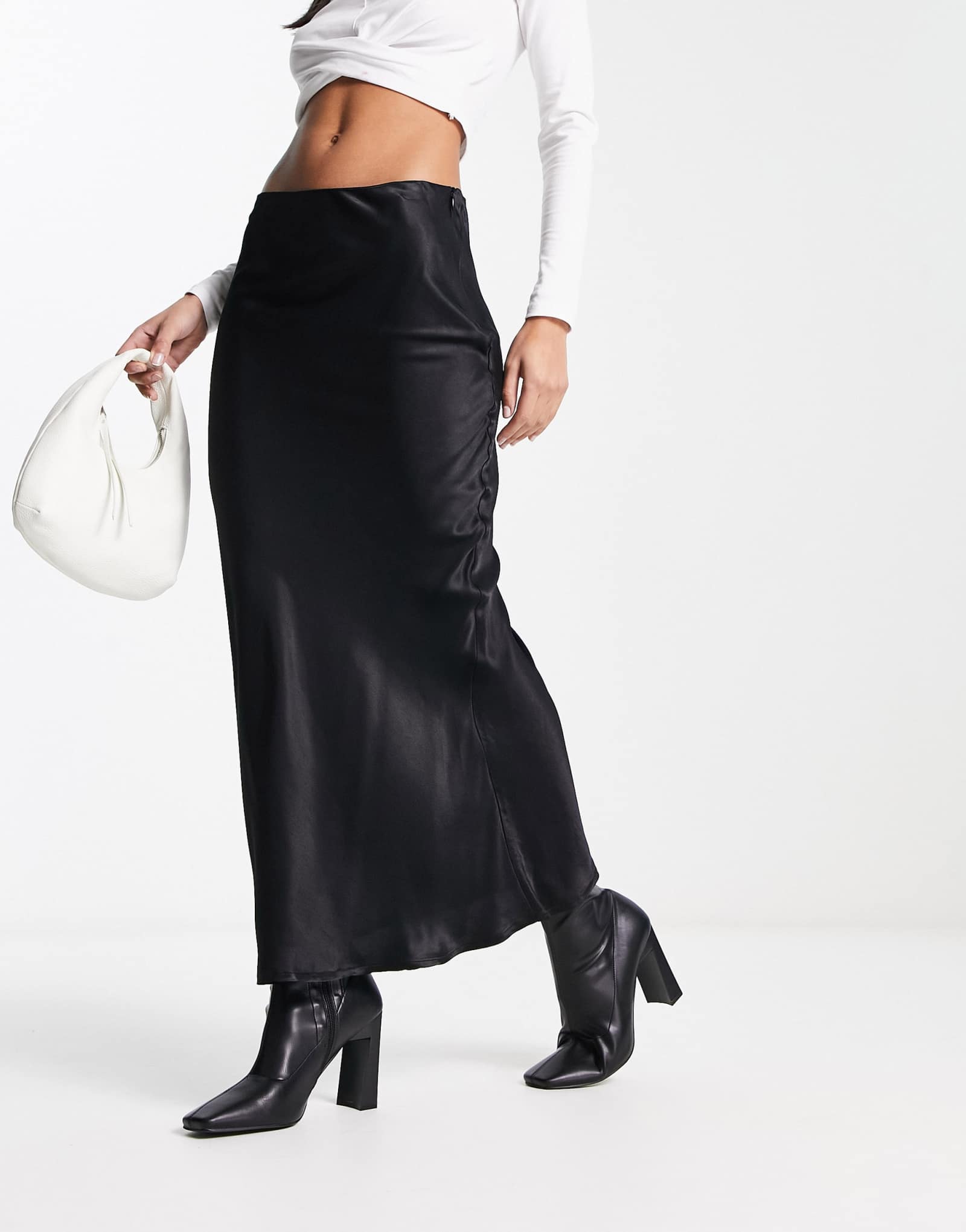 Атласная косая юбка миди от Stradivarius черного цвета 