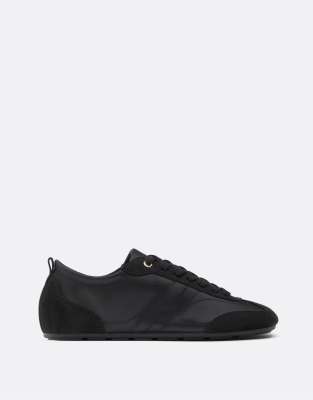  Satin-effect trainers with thin soles 