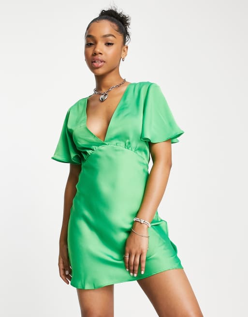 Stradivarius – Satin-Freizeitkleid in Grün mit V-Ausschnitt 