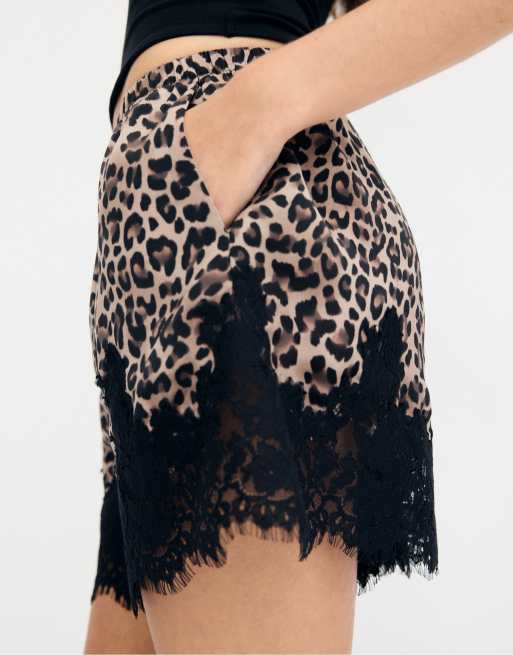 Stradivarius Satin lace shorts in beige, 4 of 4