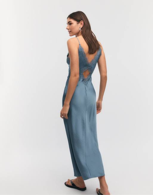 Stradivarius – Satin-Midikleid in Himmelblau mit Spitze, 2 von 4
