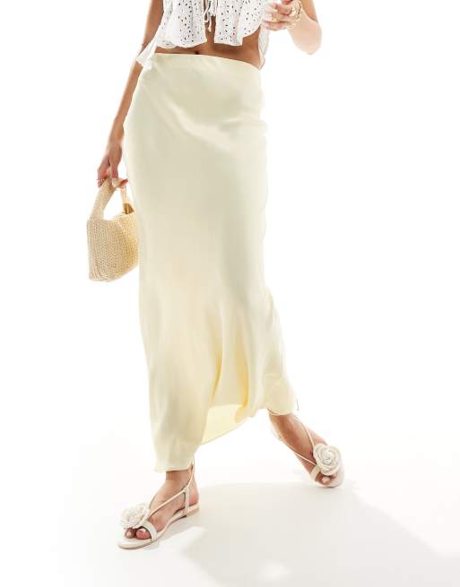 Stradivarius – Satin-Midirock in Buttermilchweiß mit Bias-Cut 