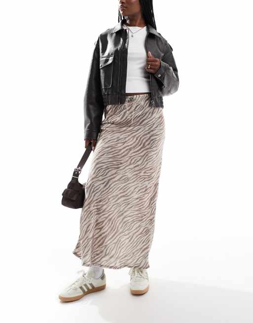 Stradivarius – Satin-Midirock in Neutral mit Animalprint