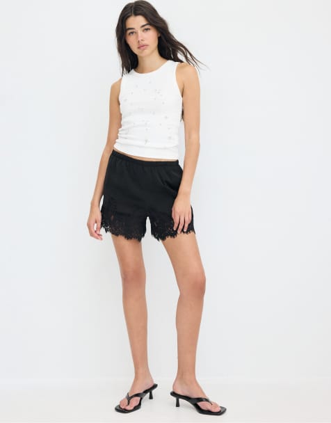 Stradivarius – Satin-Shorts in Schwarz mit Spitzeneinsatz - view 1