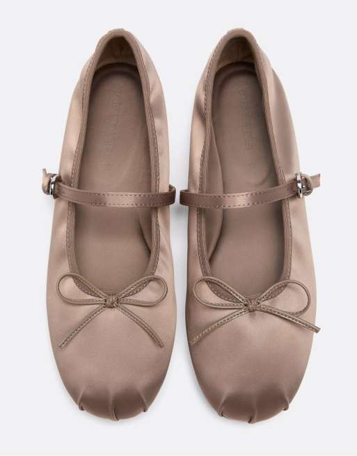 Stradivarius satinballerinaskor med spänne i taupe, 3 av 5