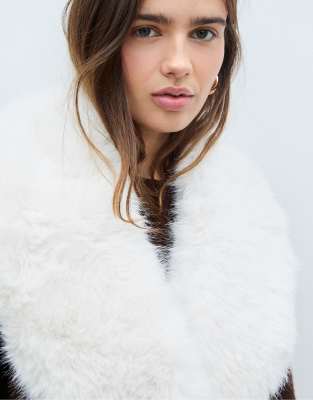 Stradivarius - Schal aus Kunstpelz in Ecru-Weiß