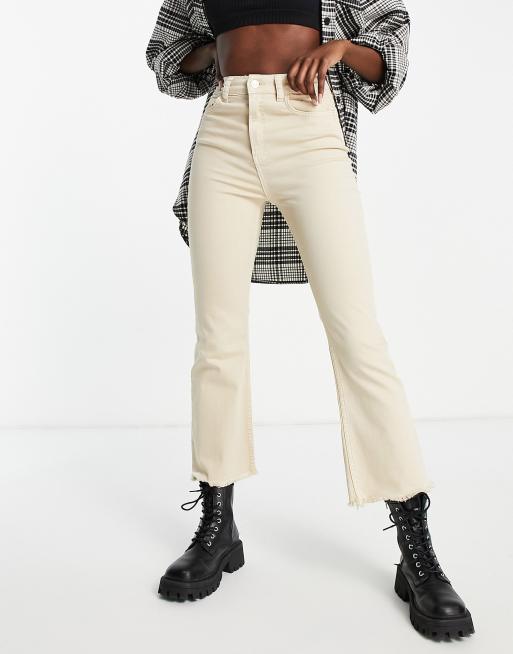 Stradivarius – Schlaghose in Beige mit kurzem Schnitt