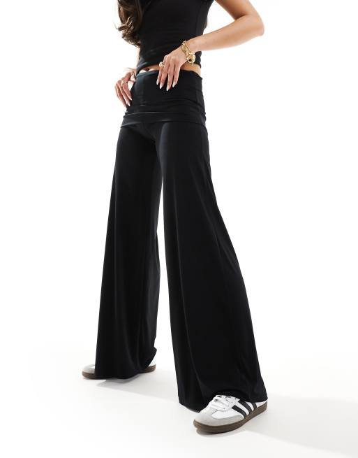 Stradivarius – Schlaghose in Schwarz mit Fold-over-Taillenbund 