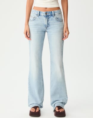 Stradivarius - Schlagjeans aus mittel-hellblauem Denim mit niedrigem Bund