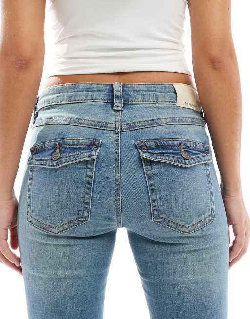 Stradivarius – Schlagjeans in Mittelblau mit niedrigem Bund, 4 von 5