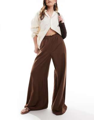 Stradivarius - Schlupfhose in Braun mit Knitteroptik und weitem Bein