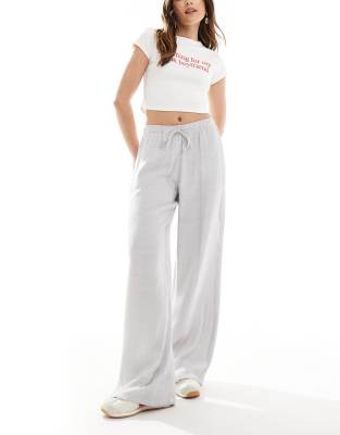 Stradivarius - Schlupfhose in hellgrauer Leinenoptik mit Knitterstruktur