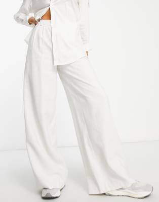 Stradivarius - Schmal geschnittene Hose in Wolkengrau mit weitem Bein