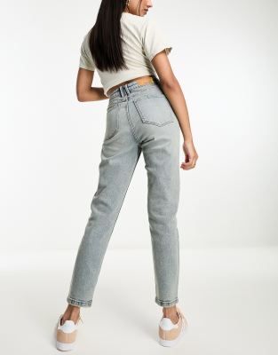 Stradivarius - Schmal geschnittene Mom-Jeans in Dirty-Waschung-Schwarz