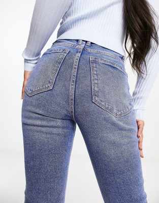 Stradivarius - Schmal geschnittene Mom-Jeans mit Stretchanteil in authentischem Blau