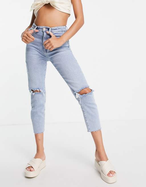 Stradivarius – Schmal geschnittene, verkürzte Mom-Jeans aus Baumwolle in Hellblau mit Stretch und Zierrissen - MBLUE