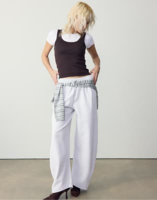 Stradivarius - Schmal geschnittenes Basic-T-Shirt in meliertem Grau