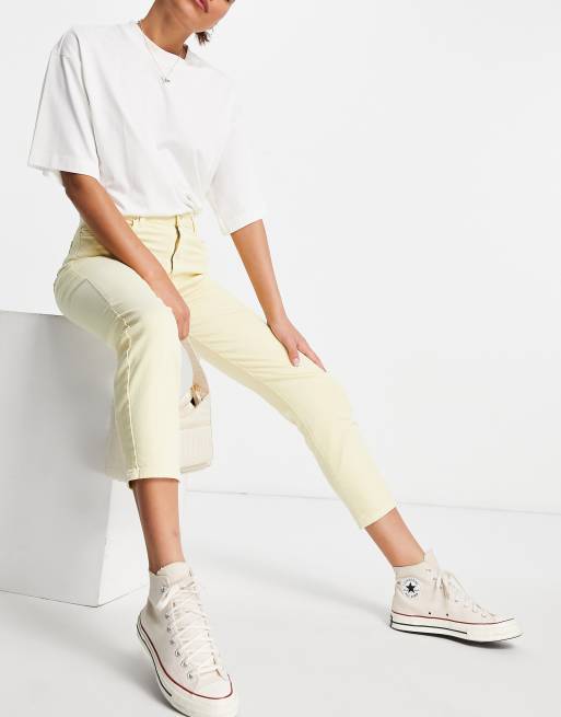 Stradivarius – Schmale Mom-Jeans mit Stretch in Gelb