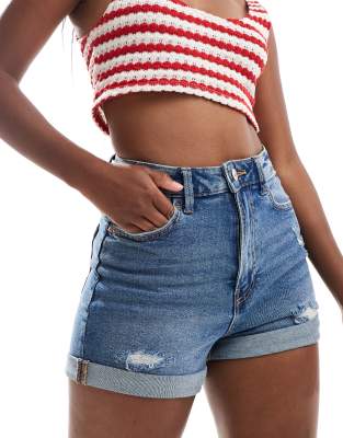 Stradivarius - Schmale Mom-Shorts aus Denim in Mittelblau