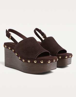 Stradivarius - Schuhe aus braunem Leder mit Plateau-Keilabsatz und Nieten-Brown
