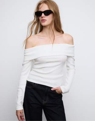 Stradivarius - Schulterfreies Strickoberteil in Ecru-Weiß