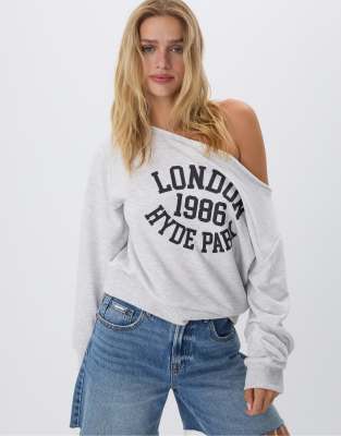 Stradivarius - Schulterfreies Sweatshirt in grau meliert mit Grafik