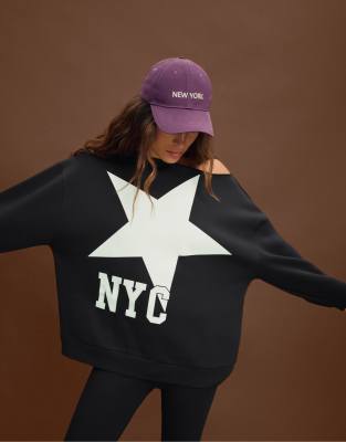 Stradivarius - Schulterfreies Sweatshirt in Schwarz mit „NYC"-Print