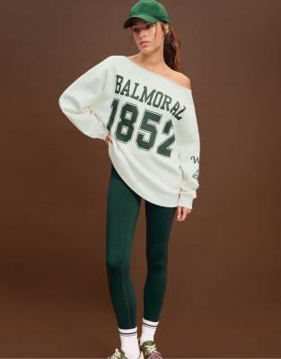 Stradivarius - Schulterfreies Sweatshirt in Vanille mit Print-Weiß