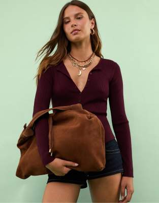 Stradivarius - Schultertasche aus Wildleder in Beige mit Zierknoten-Neutral