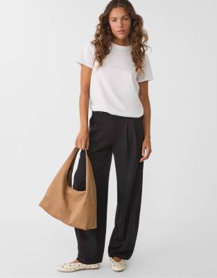 Stradivarius - Schultertasche aus Wildlederimitat in Beige-Neutral