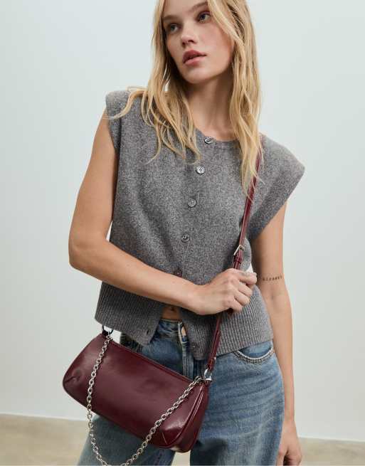 Stradivarius – Schultertasche in Burgunderrot mit langem Umhängeriemen und Kettendetail