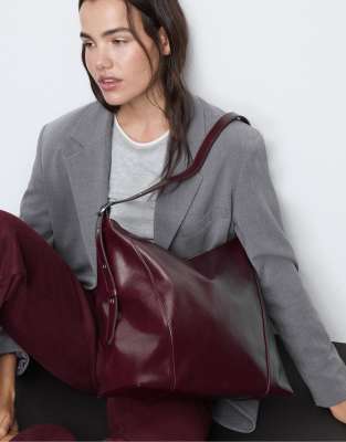 Stradivarius - Schultertasche in Burgunderrot mit Schnalle