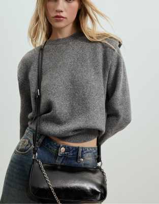 Stradivarius - Schultertasche in Schwarz mit langem Umhängeriemen und Kettendetail