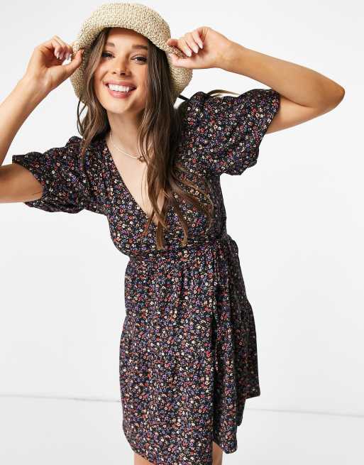 Stradivarius – Schwarz geblümtes Minikleid im Wickeldesign