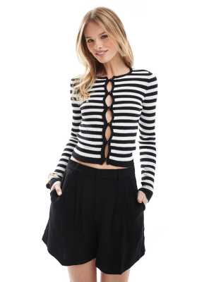 Stradivarius - Schwarze Shorts mit Vorderseite im Faltendesign